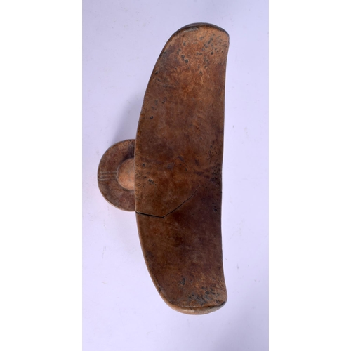 440 - AN AFRICAN TRIBAL SOMALI HAWAYE HEAD REST. 20 cm x 15 cm.