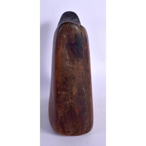 441 - AN AFRICAN TRIBAL ETHIOPIAN GOURAGE HEAD REST. 20 cm x 17 cm.