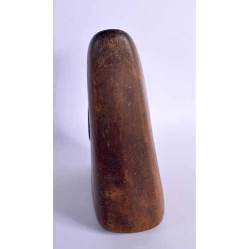 441 - AN AFRICAN TRIBAL ETHIOPIAN GOURAGE HEAD REST. 20 cm x 17 cm.