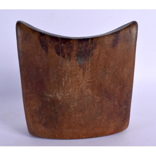 441 - AN AFRICAN TRIBAL ETHIOPIAN GOURAGE HEAD REST. 20 cm x 17 cm.