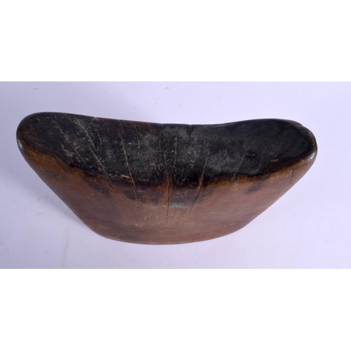 441 - AN AFRICAN TRIBAL ETHIOPIAN GOURAGE HEAD REST. 20 cm x 17 cm.