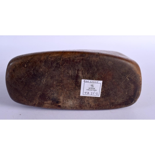 441 - AN AFRICAN TRIBAL ETHIOPIAN GOURAGE HEAD REST. 20 cm x 17 cm.