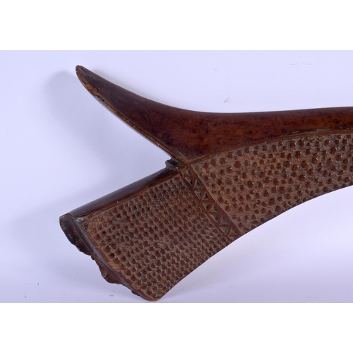 445 - A LARGE 19TH CENTURY FIJIAN VITI WOODEN CARVED TRIBAL WAR CLUB. 100 cm long.