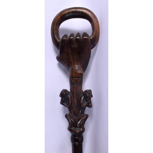 476 - A VINTAGE AFRICAN TRIBAL CARVED WOOD MONKEY SHOOTING STICK. 90 cm long.
