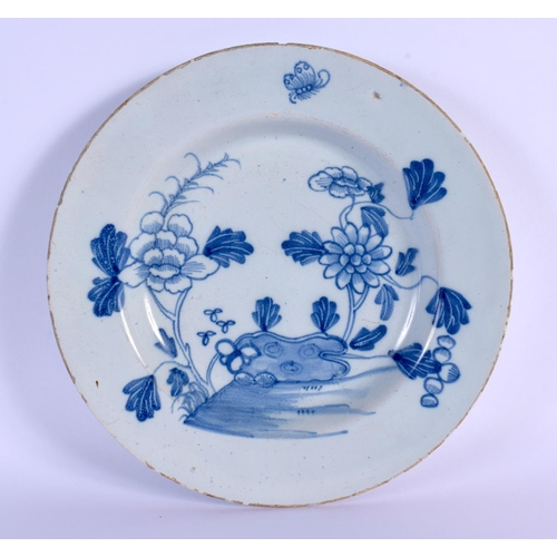 76 - AN 18TH CENTURY ENGLISH BLUE AND WHITE DELFT PLATE painted with flowers. 21 cm diameter.