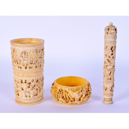 19 - A 19TH CENTURY CHINESE IVORY CRIBBAGE BOARD together with dice shaker etc. Largest 24 cm long. (4)