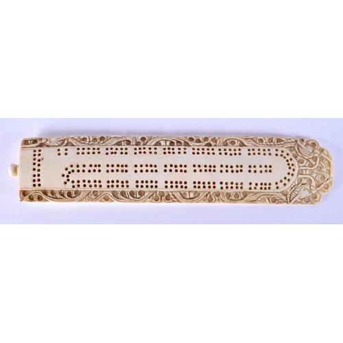 19 - A 19TH CENTURY CHINESE IVORY CRIBBAGE BOARD together with dice shaker etc. Largest 24 cm long. (4)