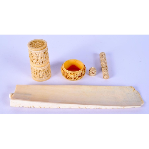 19 - A 19TH CENTURY CHINESE IVORY CRIBBAGE BOARD together with dice shaker etc. Largest 24 cm long. (4)