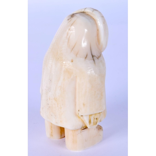 20 - A RARE EARLY 20TH NORTH AMERICAN CARVED IVORY FIGURE OF AN ESKIMO possibly tribal. 7 cm x 4 cm.