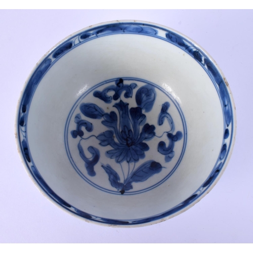 27 - A 17TH/18TH CENTURY CHINESE BLUE AND WHITE PORCELAIN BOWL Kangxi/Yongzheng, painted with flowers. 14... 