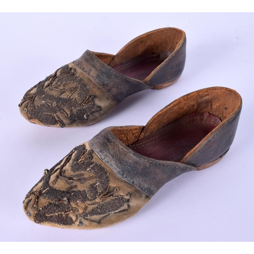 45 - A PAIR OF 18TH CENTURY CONTINENTAL EMBROIDERED SILK SHOES overlaid with foliage. 15 cm long.