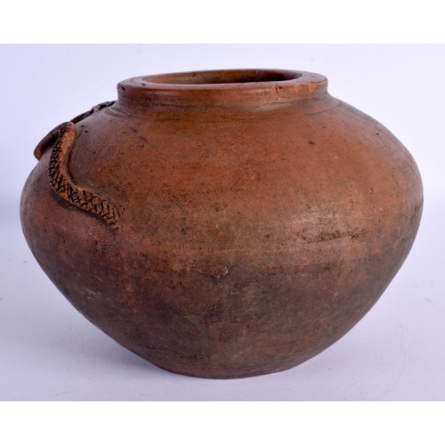 13 - AN UNUSUAL CONTINENTAL TERRACOTTA LIZARD JAR. 18 cm x 15 cm.