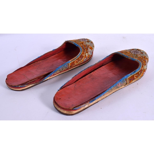 285 - A PAIR OF 19TH CENTURY CHINESE SILK WORK SLIPPERS Late Qing. 22 cm long.