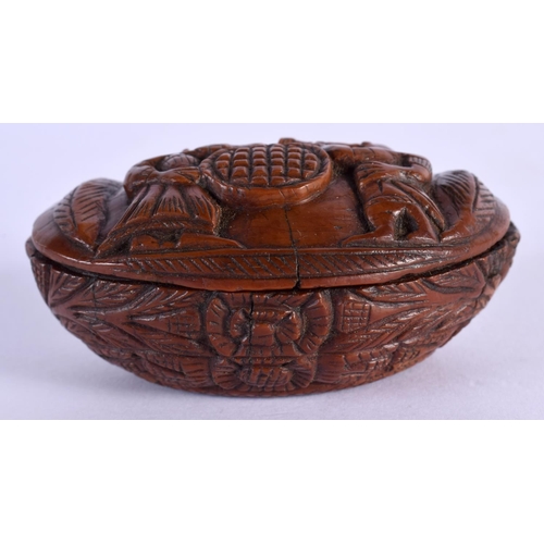 316 - AN 18TH/19TH CENTURY CONTINENTAL CARVED COQUILLA NUT SNUFF BOX decorated with figures. 7 cm x 4.5 cm... 