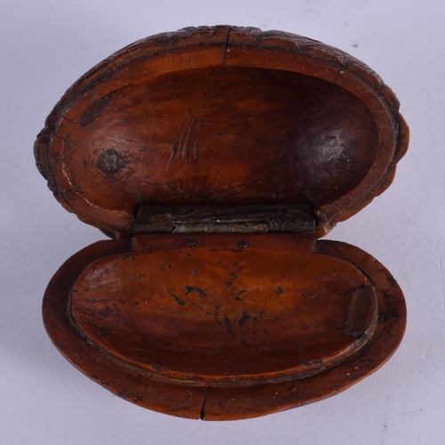 316 - AN 18TH/19TH CENTURY CONTINENTAL CARVED COQUILLA NUT SNUFF BOX decorated with figures. 7 cm x 4.5 cm... 