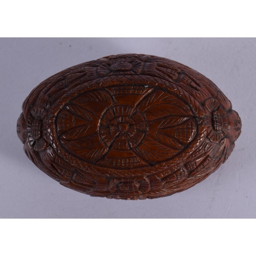 316 - AN 18TH/19TH CENTURY CONTINENTAL CARVED COQUILLA NUT SNUFF BOX decorated with figures. 7 cm x 4.5 cm... 