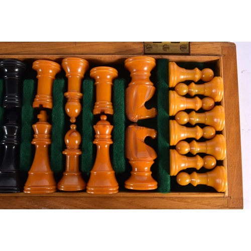 391 - A VERY RARE CASED ART DECO BAKELITE CATALIN CHESS SET within a fitted case. Largest 7.25 cm high. (q... 