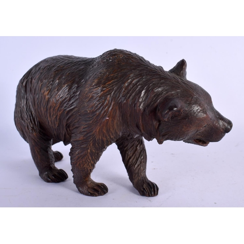 445 - AN ANTIQUE BAVARIAN CARVED WOOD BEAR. 21 cm x 12 cm.