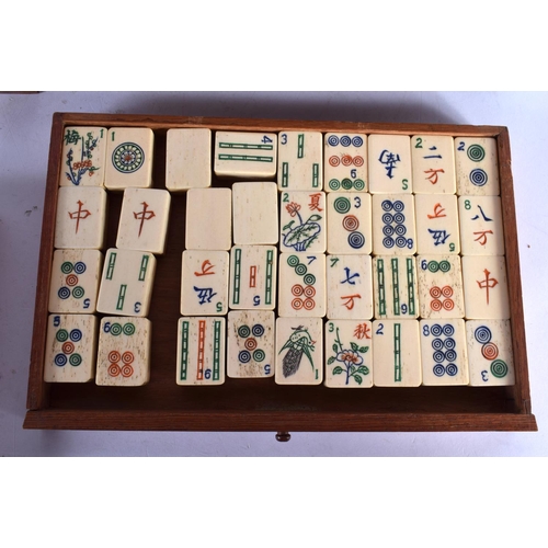 465 - AN EARLY 20TH CENTURY CHINESE CARVED BONE MAHJONG SET. 25 cm x 18 cm.