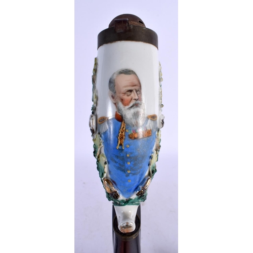 475 - AN ANTIQUE CONTINENTAL PORCELAIN AND CARVED WOOD PIPE. 63 cm long.