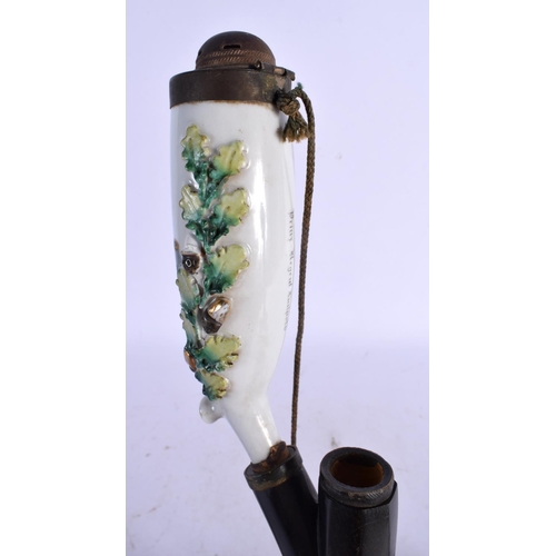 475 - AN ANTIQUE CONTINENTAL PORCELAIN AND CARVED WOOD PIPE. 63 cm long.