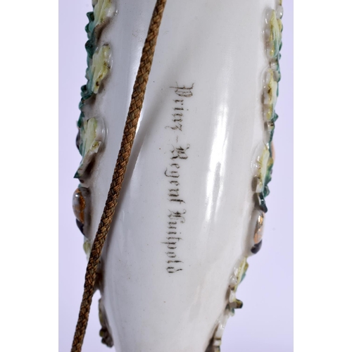 475 - AN ANTIQUE CONTINENTAL PORCELAIN AND CARVED WOOD PIPE. 63 cm long.