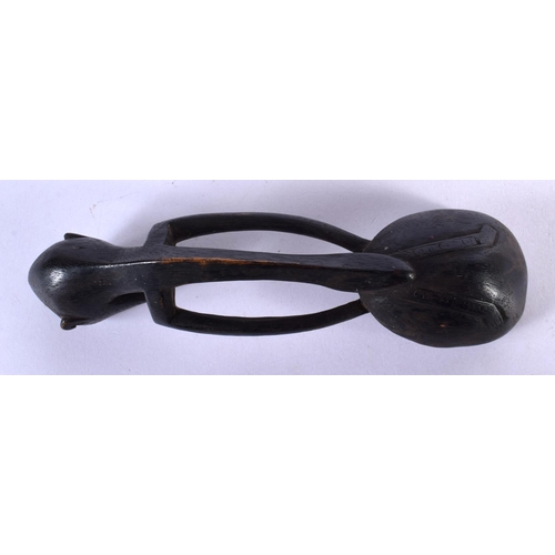 476 - AN AFRICAN TRIBAL CARVED WOOD SPOON. 17 cm long.