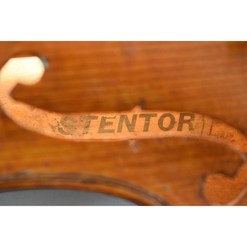 547 - A TWO PIECE BACK VIOLIN. 58 cm long, length of back 35.5 cm long.