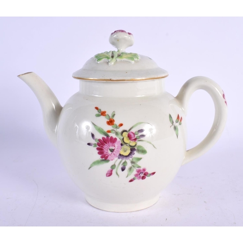 559 - AN 18TH CENTURY WORCESTER FAMILLE ROSE TEAPOT AND COVER. 15 cm x 12 cm.