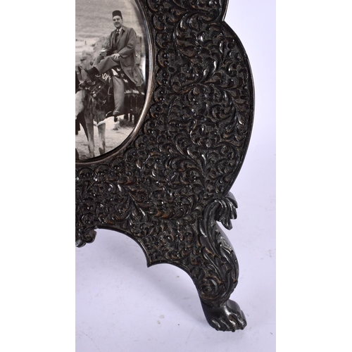 587 - A FINE 19TH CENTURY ANGLO INDIAN CARVED WOOD PHOTOGRAPH FRAME. 30 cm x 15 cm.