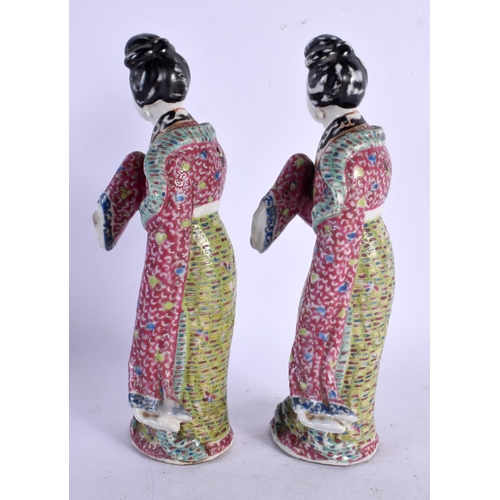 652 - A PAIR OF EARLY 20TH CENTURY CHINESE FAMILLE ROSE PORCELAIN FIGURES Late Qing/Republic. 21 cm high.