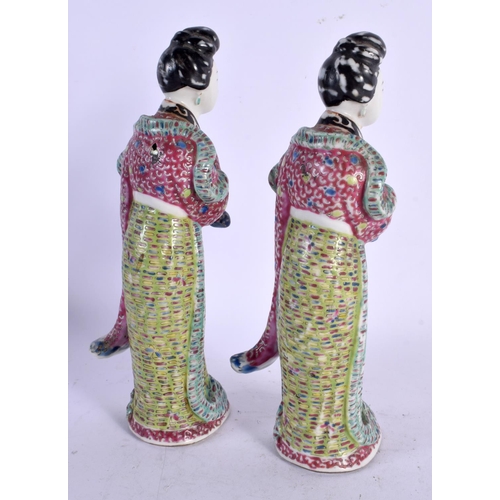 652 - A PAIR OF EARLY 20TH CENTURY CHINESE FAMILLE ROSE PORCELAIN FIGURES Late Qing/Republic. 21 cm high.