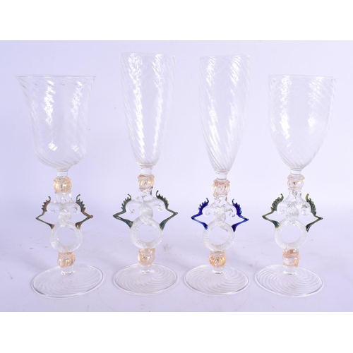 73 - A SET OF FOUR ITALIAN SALVATI DE VENISE GLASSES of elegant form. 22 cm high. (4)