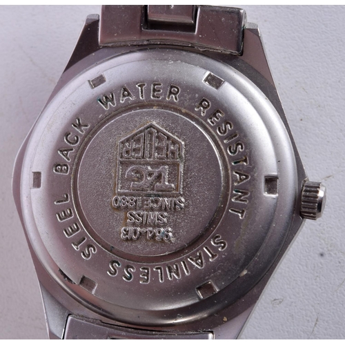 1054 - A TAG HEUR PROFESSIONAL WATCH.  Dial 4.2cm incl crown