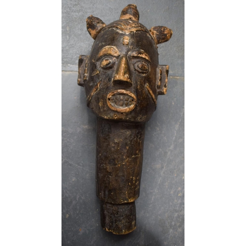 1451 - AN AFRICAN TRIBAL FIGURAL POST. 40 cm high.