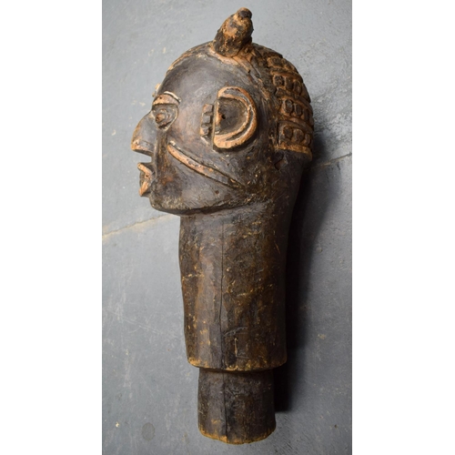 1451 - AN AFRICAN TRIBAL FIGURAL POST. 40 cm high.