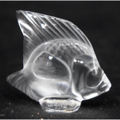 763 - A LALIQUE STYLE FISH.  4.7cm x 5.3cm, weight 42.2g