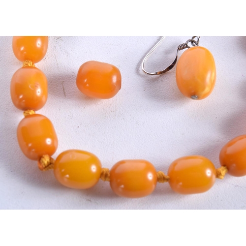 805 - A QUANTITY OF AMBER BEADS.  Largest bead 9.1mm, total weight 13.4g (qty)