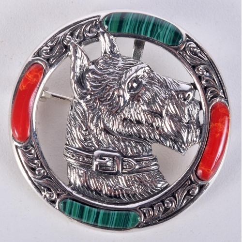 821 - A SILVER AND MALACHITE DOG BROOCH.  Stamped Silver, 3.8cm diameter, weight 11.7g