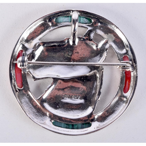 821 - A SILVER AND MALACHITE DOG BROOCH.  Stamped Silver, 3.8cm diameter, weight 11.7g