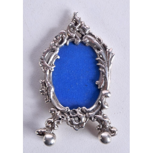 846 - A MINIATURE SILVER PHOTO FRAME.  Stamped 925. 4.5cm x 2.7cm, weight 9.5gg