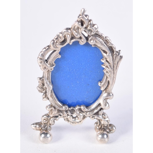 846 - A MINIATURE SILVER PHOTO FRAME.  Stamped 925. 4.5cm x 2.7cm, weight 9.5gg