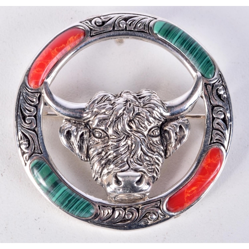 847 - A SILVER AND MALACHITE COW BROOCH.  Stamped Silver, 3.8cm diameter, weight 13g