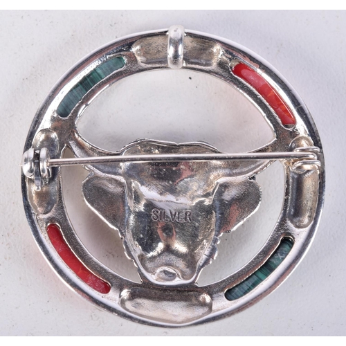 847 - A SILVER AND MALACHITE COW BROOCH.  Stamped Silver, 3.8cm diameter, weight 13g