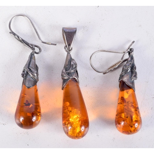 848 - A PAIR OF SILVER AND AMBER EARRINGS TOGETHER WITH A MATCHING PENDANT.  5.1cm drop, total weight 10g ... 