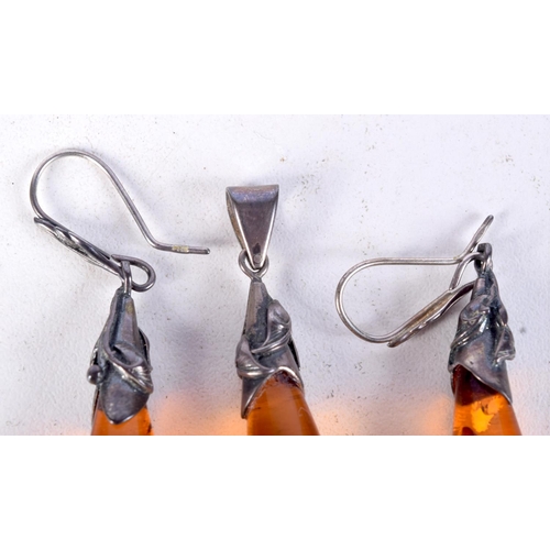 848 - A PAIR OF SILVER AND AMBER EARRINGS TOGETHER WITH A MATCHING PENDANT.  5.1cm drop, total weight 10g ... 