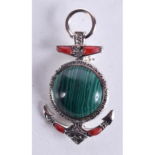 860 - A SILVER AND MALACHITE ANCHOR BROOCH.  4.2cm x 2.3cm, weight 6.6g