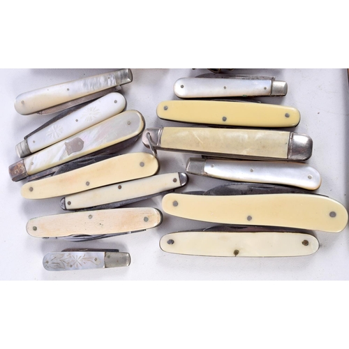 865 - ASSORTED COLLECTION OF 22 PEN KNIVES, SOME WITH SILVER BLADES. (22)