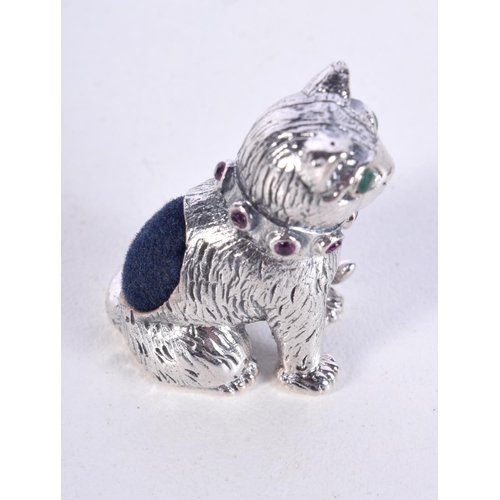 907 - A SILVER CAT PIN CUSHION WITH GEM SET EYES AND COLLAR.  Stamped 925 Sterling, 2.6cm x 2.1cm, 14.2g