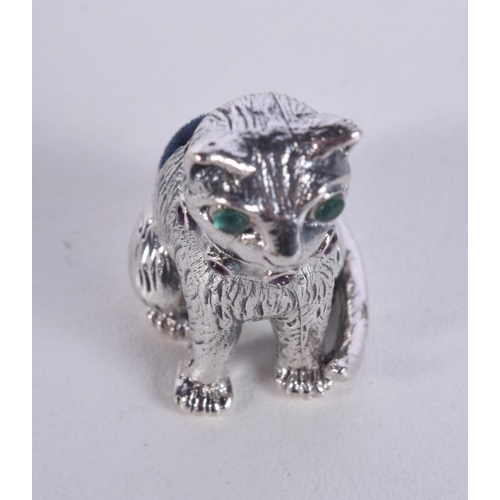 907 - A SILVER CAT PIN CUSHION WITH GEM SET EYES AND COLLAR.  Stamped 925 Sterling, 2.6cm x 2.1cm, 14.2g